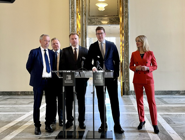SDP:n Tytti Tuppurainen: Hallituksen velkalaiva ajoi karille, SDP mukana välikysymyksessä